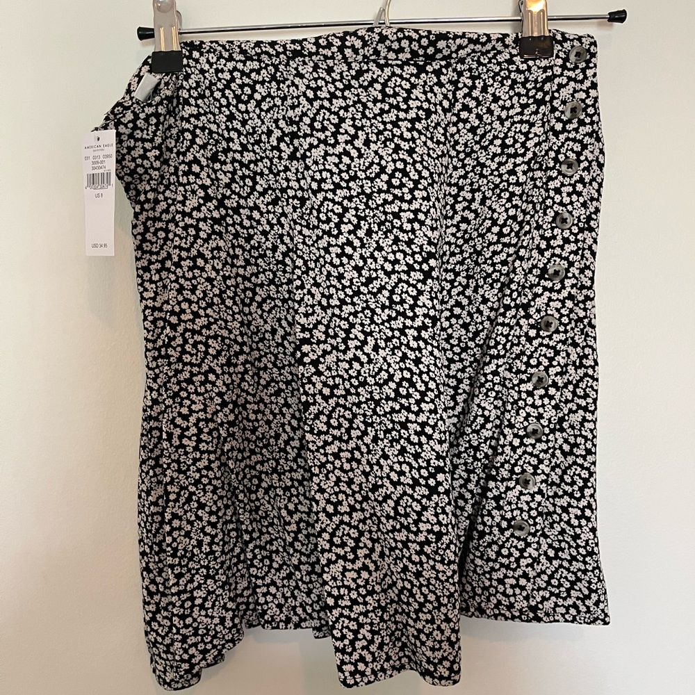 NWT American Eagle Black and White Flowered Skirt
